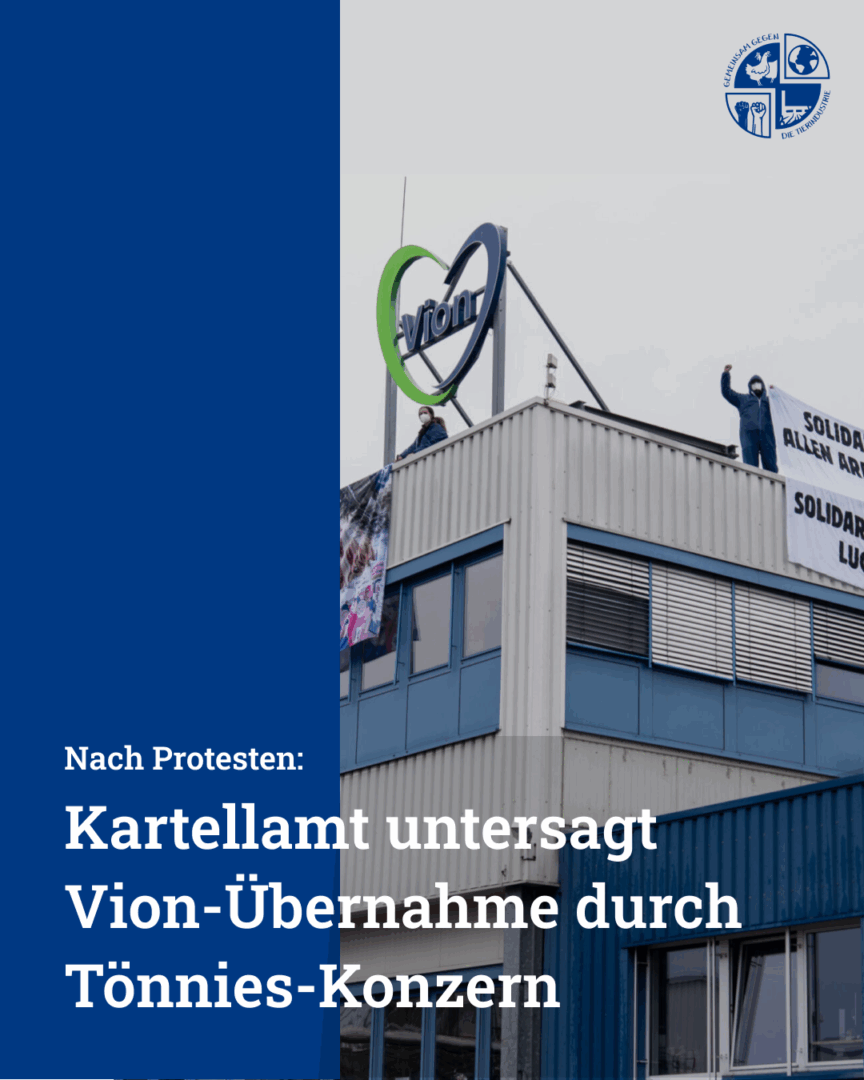 Aktivst*innen zeigen Banner auf dem Dach eines Vion-Schlachtbetriebs. Dazu die Schlagzeile: Kartellamt untersagt Vion-Übernahme durch Tönnies-Konzern.