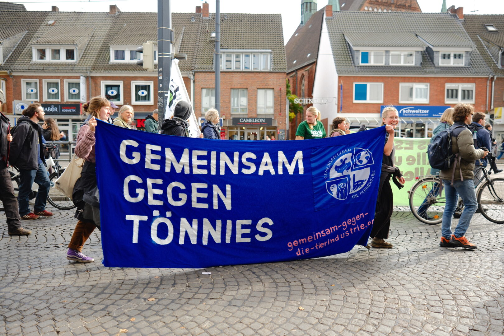 Menschen auf einer Demo halten ein Transparent mit der Aufschrift: Gemeinsam gegen Tönnies