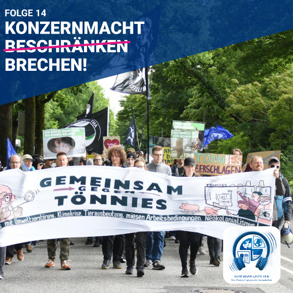 Bild einer Demonstration mit Fronttranspi "Gemeinsam gegen Tönnies". Darüber bilden drei Wörter den Podcastepisodentitel "Konzernmacht", "beschränken" (durchgestrichen), "brechen!". 